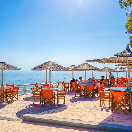 Castello Apartmanhotel 2*